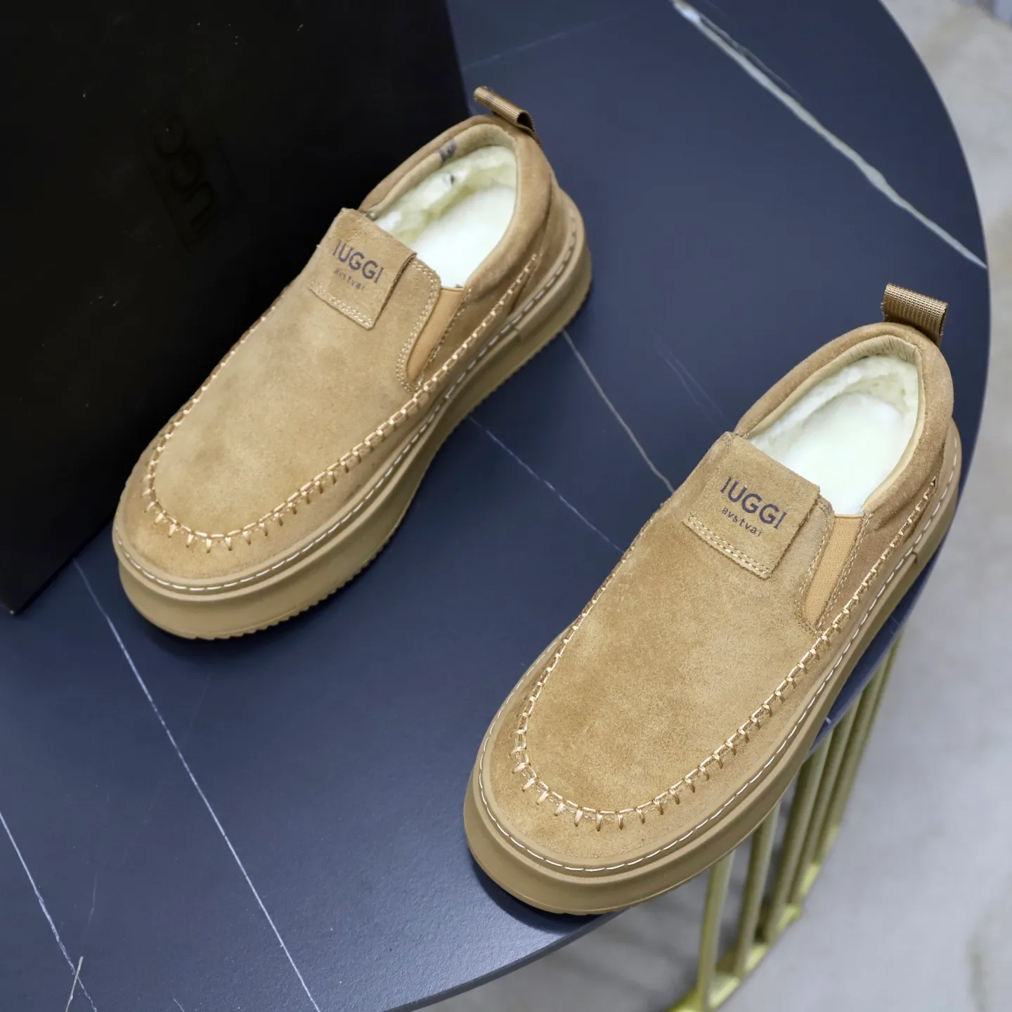 Ex-factory price: 600💰Thick wool imported from Australia Brand: UGG genuine purchase Size: 39-44 Grade: Official website 1:1 Material: First layer of genuine leather waterproof and antifreeze upper Real wool lining Original non-slip soft wear-resistant outsole Style category: Men's casual shoes Trendy style Comfortable on the feet Color: Official website color synchronization